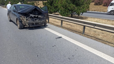  OTOMOBİL REFÜJE ÇARPTI, SÜRÜCÜ YARALANDI