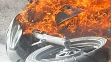 OTOMOBİLE ÇARPAN MOTOSİKLET ALEV ALEV YANDI