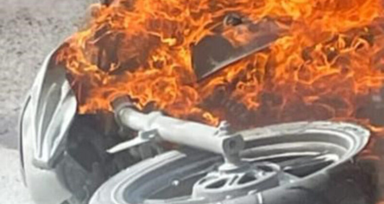 OTOMOBİLE ÇARPAN MOTOSİKLET ALEV ALEV YANDI