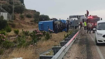  İŞÇİLERİ TAŞIYAN SERVİS DEVRİLDİ: 8 YARALI