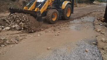 MERSİN’DE SAĞANAK VE DOLU YAĞIŞI BAHÇE VE YOLLARA ZARAR VERDİ