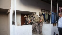  MERSİN’DE UYUŞTURUCU SATICILARINA ŞAFAK OPERASYONU: 31 GÖZALTI KARARI