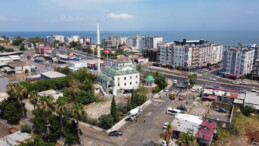  FIRTINA MİNAREYİ ARAÇLARIN ÜZERİNE DEVİRDİ: 2 YARALI