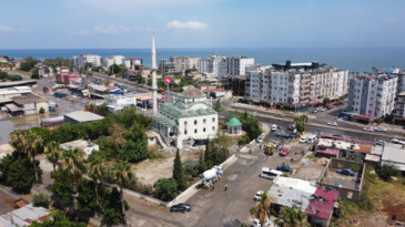  FIRTINA MİNAREYİ ARAÇLARIN ÜZERİNE DEVİRDİ: 2 YARALI