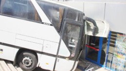 FRENİ BOŞALAN OTOBÜS MARKETE GİRDİ