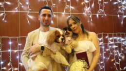 TÜRK DAMAT İLE RUS GELİNİN TANIŞMASINA VESİLE OLAN KÖPEKLERİ DE NİKAH MASASINDA YER ALDI