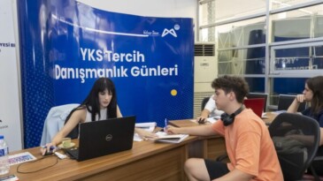 YKS TERCİH GÜNLERİNDE MERSİN BÜYÜKŞEHİR BELEDİYESİNDEN ÖĞRENCİLERE DANIŞMANLIK HİZMETİ