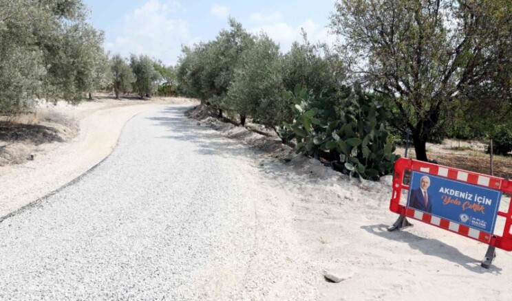Akdeniz’de asfalt kaplama devam ediyor