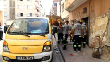 SAHİBİNİN HAYATINI KAYBETTİĞİ EVDEN TONLARCA ÇÖP ÇIKARILDI