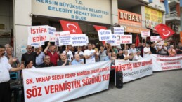 MERSİN’DE ÇARŞI ESNAFI DÜKKANLARININ YIKILMAMASI İÇİN YOLU TRAFİĞE KAPATTI