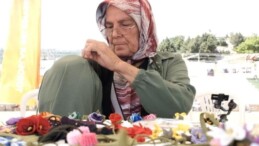 TEK ELİYLE İĞNE OYASI YAPARAK GEÇİMİNİ SAĞLIYOR