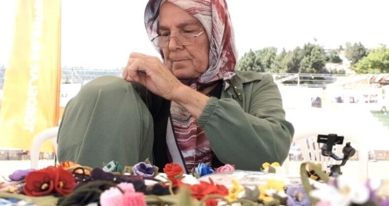 TEK ELİYLE İĞNE OYASI YAPARAK GEÇİMİNİ SAĞLIYOR