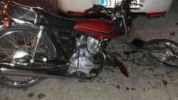 KAZADA ÖN TEKERİ KOPAN MOTOSİKLETİN SÜRÜCÜSÜ YARALANDI