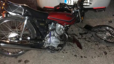 KAZADA ÖN TEKERİ KOPAN MOTOSİKLETİN SÜRÜCÜSÜ YARALANDI
