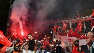 Yenişehir Belediyesi zaferin coşkusunu sokaklara taşıdı