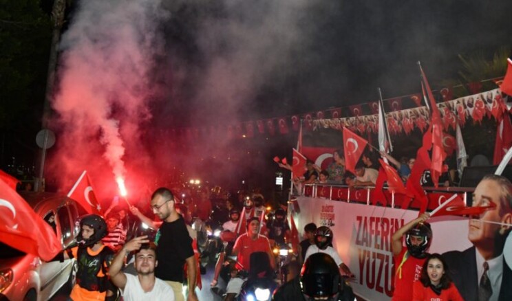 Yenişehir Belediyesi zaferin coşkusunu sokaklara taşıdı