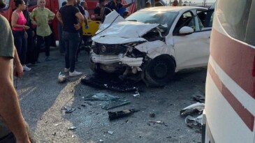 İşçi servisi ile otomobil çarpıştı: 15 yaralı