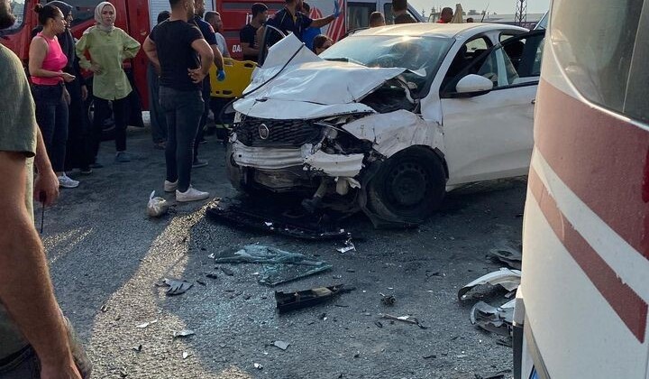 İşçi servisi ile otomobil çarpıştı: 15 yaralı