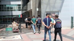 Dolandırdıkları parayla altın alırken yakalandılar