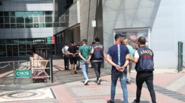 Dolandırdıkları parayla altın alırken yakalandılar