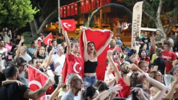 Mezitlililer Atatürk’ün kızlarını dev ekranda izledi