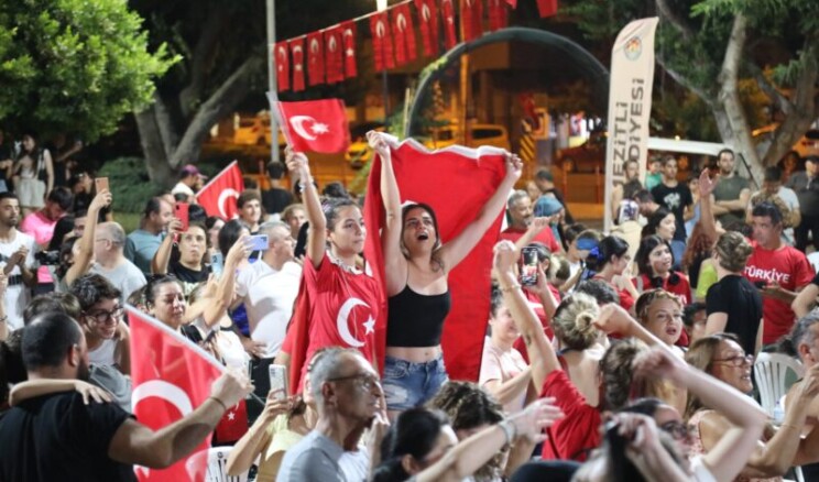 Mezitlililer Atatürk’ün kızlarını dev ekranda izledi