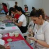 MERSİN ERDEMLİ’DE KADINLARIN BİN BİR EMEKLE ÜRETTİĞİ BİR BİRİNDEN FARKLI ÜRÜNLER, AÇILAN SATIŞ OFİSİYLE EKONOMİK GELİRE DÖNÜŞEREK AİLE BÜTÇELERİNE KATKI OLUYOR