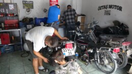 Mersin Erdemli’de bir tamirhane deki motosiklette çıkan yangını, çalışanlar eliyle söndürdü. Yangını gören bir başka çalışan ise getirdiği yangını tüpünü arkadaşlarına sıkması ilginç anlar ortaya çıkardı. Olay, ilçeye bağlı Koyuncu Mahallesi Güzeloluk Caddesi’ndeki bir motosiklet tamir atölyesinde meydana geldi. Edinilen bilgiye göre, çalışanların bir motosikleti tamir ettiği sırada motor bölümünde yangın çıktı. Alevi gören personel, eliyle yangını söndürmeye başardı. O sırada yangın olduğu fark sonradan fark eden çalışanlardan Mahmut Kurt’ta yangın tüpünü getirdi. Yangının söndüğünü gören Kurt, tüpü önce motor kısmına ardından da iş arkadaşlarının üzerine sıktı. O anlar güvenlik kamerasına da yansırken, diğer çalışanların iş yerinden kaçma anları yer aldı. Öte yandan daha öncede bir motosikletin motor kısmında yangın çıktığı, alevlerin de su ile söndürüldüğü belirtildi. Yaşananları anlatan Mahmut Kurt,” Motorda yangın çıktı, arkadaşlar eliyle söndürdü. Bende sonradan yangın tüpüyle müdahale ettim. Bende onları söndürdüm. Bu olanları iş yerinin kamera kaydından izledik, öyle paylaşmak istedik bize de bir anı kaldı. Daha öncede böyle bir yangınla karşılaşmıştık suyla söndürmüştük. Şimdi tedbirimizi aldık. İş yerinde tedbiri hiç bir zaman elden bırakmamak lazım” dedi.