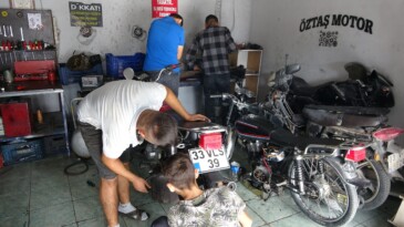 Mersin Erdemli’de bir tamirhane deki motosiklette çıkan yangını, çalışanlar eliyle söndürdü. Yangını gören bir başka çalışan ise getirdiği yangını tüpünü arkadaşlarına sıkması ilginç anlar ortaya çıkardı. Olay, ilçeye bağlı Koyuncu Mahallesi Güzeloluk Caddesi’ndeki bir motosiklet tamir atölyesinde meydana geldi. Edinilen bilgiye göre, çalışanların bir motosikleti tamir ettiği sırada motor bölümünde yangın çıktı. Alevi gören personel, eliyle yangını söndürmeye başardı. O sırada yangın olduğu fark sonradan fark eden çalışanlardan Mahmut Kurt’ta yangın tüpünü getirdi. Yangının söndüğünü gören Kurt, tüpü önce motor kısmına ardından da iş arkadaşlarının üzerine sıktı. O anlar güvenlik kamerasına da yansırken, diğer çalışanların iş yerinden kaçma anları yer aldı. Öte yandan daha öncede bir motosikletin motor kısmında yangın çıktığı, alevlerin de su ile söndürüldüğü belirtildi. Yaşananları anlatan Mahmut Kurt,” Motorda yangın çıktı, arkadaşlar eliyle söndürdü. Bende sonradan yangın tüpüyle müdahale ettim. Bende onları söndürdüm. Bu olanları iş yerinin kamera kaydından izledik, öyle paylaşmak istedik bize de bir anı kaldı. Daha öncede böyle bir yangınla karşılaşmıştık suyla söndürmüştük. Şimdi tedbirimizi aldık. İş yerinde tedbiri hiç bir zaman elden bırakmamak lazım” dedi.