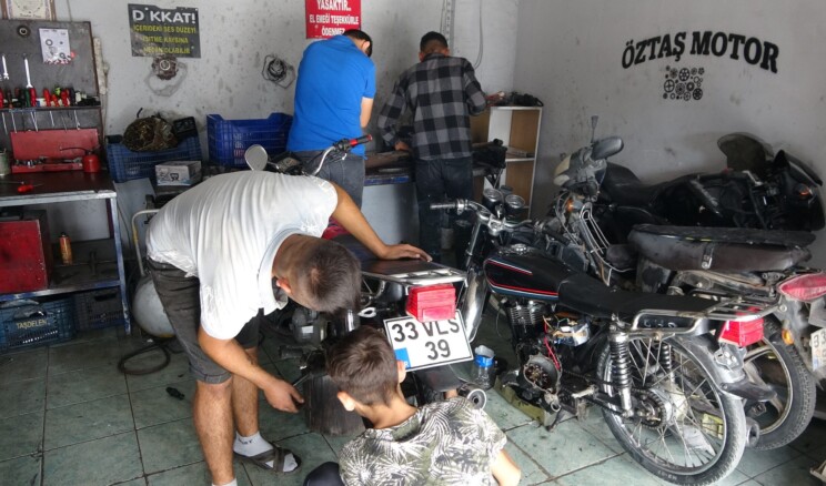 Mersin Erdemli’de bir tamirhane deki motosiklette çıkan yangını, çalışanlar eliyle söndürdü. Yangını gören bir başka çalışan ise getirdiği yangını tüpünü arkadaşlarına sıkması ilginç anlar ortaya çıkardı. Olay, ilçeye bağlı Koyuncu Mahallesi Güzeloluk Caddesi’ndeki bir motosiklet tamir atölyesinde meydana geldi. Edinilen bilgiye göre, çalışanların bir motosikleti tamir ettiği sırada motor bölümünde yangın çıktı. Alevi gören personel, eliyle yangını söndürmeye başardı. O sırada yangın olduğu fark sonradan fark eden çalışanlardan Mahmut Kurt’ta yangın tüpünü getirdi. Yangının söndüğünü gören Kurt, tüpü önce motor kısmına ardından da iş arkadaşlarının üzerine sıktı. O anlar güvenlik kamerasına da yansırken, diğer çalışanların iş yerinden kaçma anları yer aldı. Öte yandan daha öncede bir motosikletin motor kısmında yangın çıktığı, alevlerin de su ile söndürüldüğü belirtildi. Yaşananları anlatan Mahmut Kurt,” Motorda yangın çıktı, arkadaşlar eliyle söndürdü. Bende sonradan yangın tüpüyle müdahale ettim. Bende onları söndürdüm. Bu olanları iş yerinin kamera kaydından izledik, öyle paylaşmak istedik bize de bir anı kaldı. Daha öncede böyle bir yangınla karşılaşmıştık suyla söndürmüştük. Şimdi tedbirimizi aldık. İş yerinde tedbiri hiç bir zaman elden bırakmamak lazım” dedi.