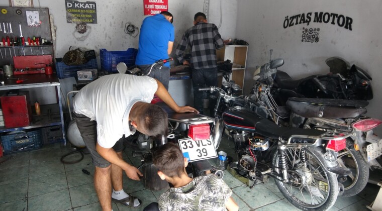 Mersin Erdemli’de bir tamirhane deki motosiklette çıkan yangını, çalışanlar eliyle söndürdü. Yangını gören bir başka çalışan ise getirdiği yangını tüpünü arkadaşlarına sıkması ilginç anlar ortaya çıkardı. Olay, ilçeye bağlı Koyuncu Mahallesi Güzeloluk Caddesi’ndeki bir motosiklet tamir atölyesinde meydana geldi. Edinilen bilgiye göre, çalışanların bir motosikleti tamir ettiği sırada motor bölümünde yangın çıktı. Alevi gören personel, eliyle yangını söndürmeye başardı. O sırada yangın olduğu fark sonradan fark eden çalışanlardan Mahmut Kurt’ta yangın tüpünü getirdi. Yangının söndüğünü gören Kurt, tüpü önce motor kısmına ardından da iş arkadaşlarının üzerine sıktı. O anlar güvenlik kamerasına da yansırken, diğer çalışanların iş yerinden kaçma anları yer aldı. Öte yandan daha öncede bir motosikletin motor kısmında yangın çıktığı, alevlerin de su ile söndürüldüğü belirtildi. Yaşananları anlatan Mahmut Kurt,” Motorda yangın çıktı, arkadaşlar eliyle söndürdü. Bende sonradan yangın tüpüyle müdahale ettim. Bende onları söndürdüm. Bu olanları iş yerinin kamera kaydından izledik, öyle paylaşmak istedik bize de bir anı kaldı. Daha öncede böyle bir yangınla karşılaşmıştık suyla söndürmüştük. Şimdi tedbirimizi aldık. İş yerinde tedbiri hiç bir zaman elden bırakmamak lazım” dedi.