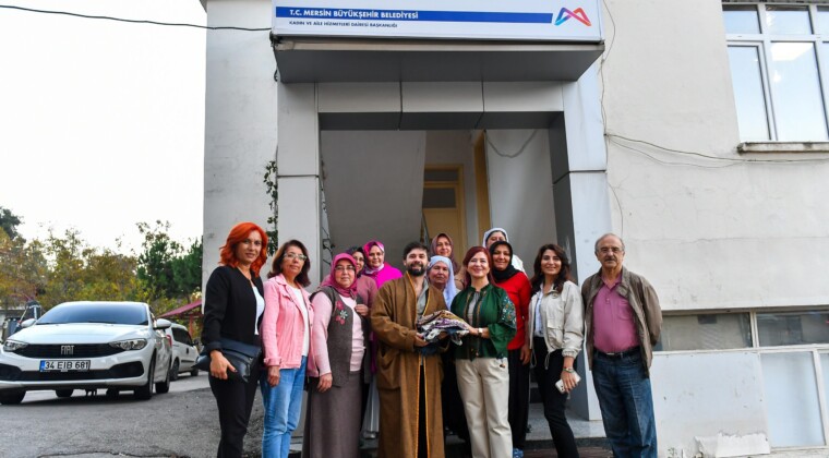 Dokuma sanatçısı Neziroğlu, Mersin’de dokumacı kadınlarla buluştu.