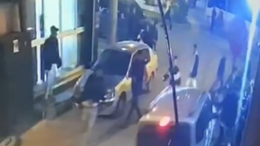 Otomobil kavga eden kalabalığın arasına daldı: 2 yaralı