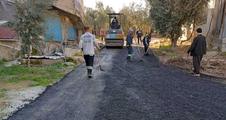 Akdeniz’de asfalt serim çalışmaları aralıksız sürüyor