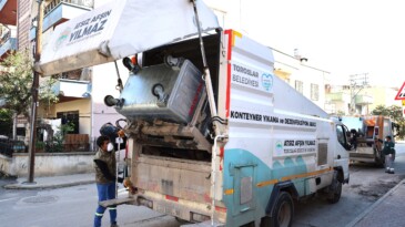 Toroslar’da çöp konteynerleri dezenfekte ediliyor