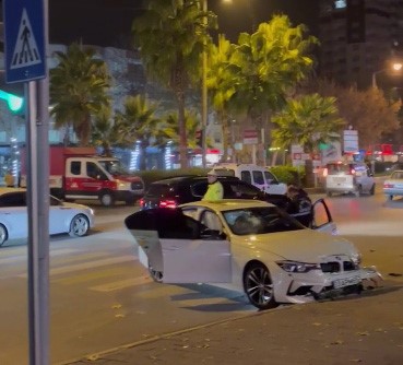 Mersin’de silahlı saldırıya uğrayan sürücü aracıyla refüje çarptı