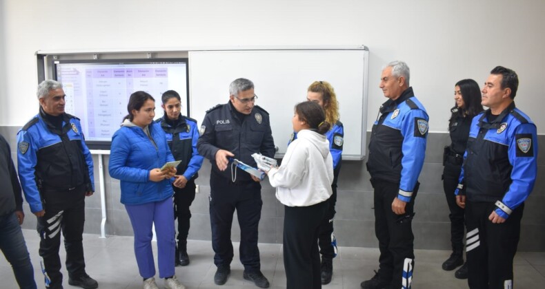 Mersin polisi öğrencilerle bir araya geldi