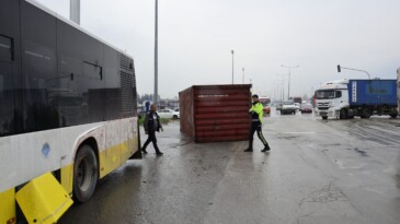 Mersin’de tırın üzerinden düşen konteyner belediye otobüsüne çarptı