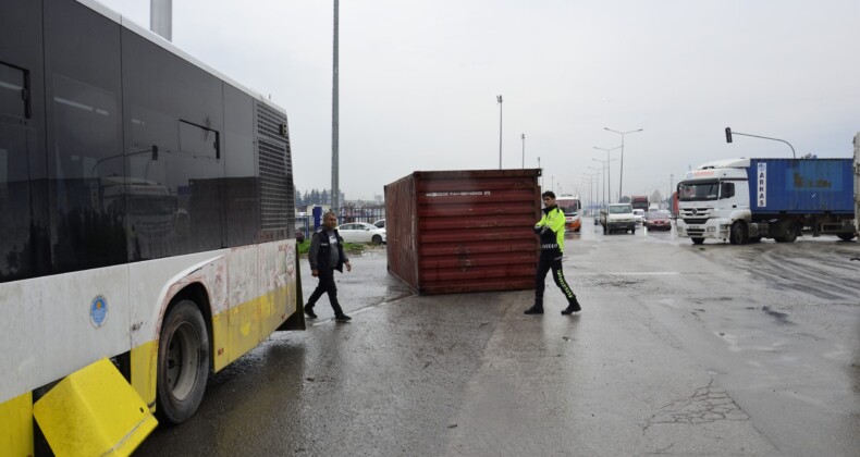 Mersin’de tırın üzerinden düşen konteyner belediye otobüsüne çarptı