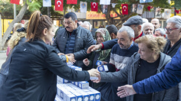 Mersin Büyükşehir 35 farklı noktada 15 bin kandil simidi dağıttı
