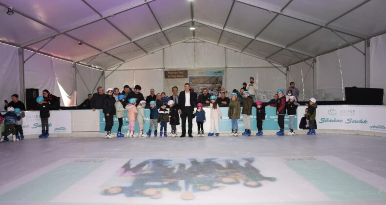 Altunok, buz pistinde çocuklarla buluştu
