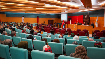 Tarsus’ta “Kanser Değil, Sen Güçlüsün” konulu söyleşi düzenlendi