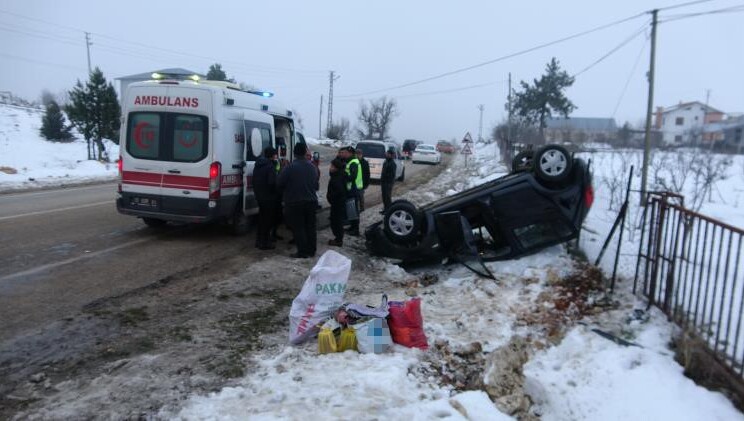 Buzda kayan otomobil takla atıp ters döndü