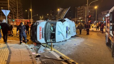 Mersin’de ambulans ile otomobil çarpıştı: 1’i ağır 7 yaralı