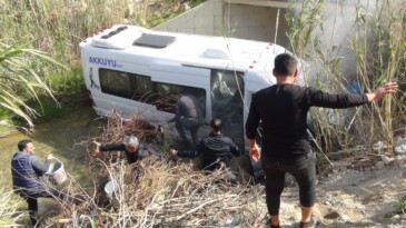 Mersin’de yolcu minibüsü ile otomobil çarpıştı: 1 ölü, 13 yaralı