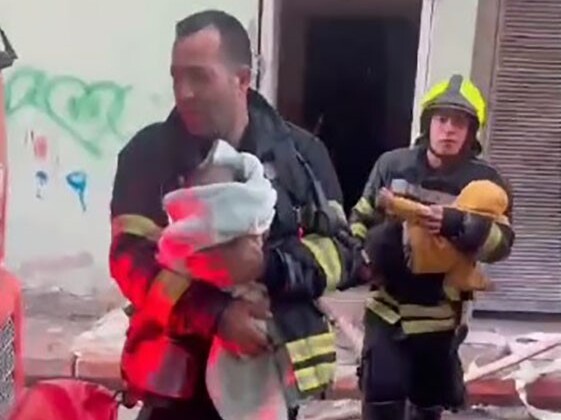 Yangında 3 çocuk son anda kurtarıldı