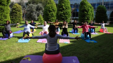 Gebe kadınlar hastane bahçesinde pilates yaptı