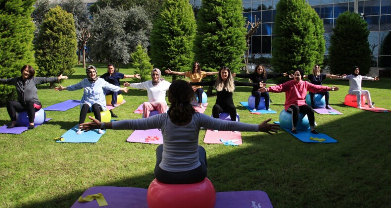 Gebe kadınlar hastane bahçesinde pilates yaptı