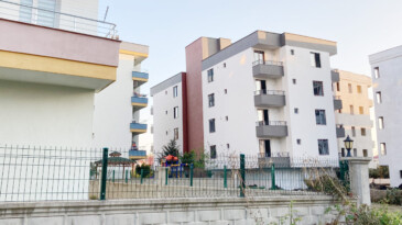 Mersin’de 4 katlı yeni bina yan yatmaya başladı