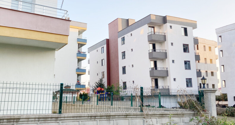 Mersin’de 4 katlı yeni bina yan yatmaya başladı